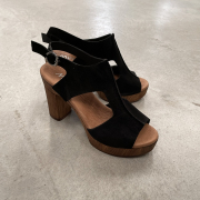 Une jolie paire de talon 🖤

#noir #talon #daim #femme #shoesforwoman #sandale #sandaleatalon #sandaleforwoman #shoes #chaussures