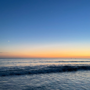 Connaissez-vous la plage Lindbergh à Portbail ? 🌊

Voilà un magnifique coucher de soleil sur les eaux normandes 🌅

On a hâte des soirées ou picnic au bord de l’eau 🤩

#plage #soleil #coucherdesoleil #bordemer #mer #sable
