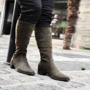 Des bottes élastiques pour s’adapter à la morphologie de tous 🤍

Un modèle tendance disponible dans différents coloris !

Alors, qu’en pensez-vous ?👢

#shoes #boots #bottes #kaki #winter #automne #autumnvibes #autumnoutfit #autumn🍁 #winteroutfit #shoesforsales