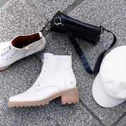 Que pensez vous de ces bottines ?🤍🤍🤍

#winter #tendance #winterboots #outfitoftheday #shoesforsale #shoesaddict #boots #outfitinspiration