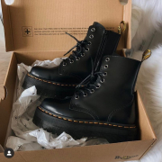 Jadon le modèle incontournable de chez Dr Martens ⚡️

Disponible du 36 au 41 sur notre site internet ➡️www.soulierscompagnie.com
.
.
.
.
.
.
📸 @drmartensofficial

#shoes #drmartens #blackshoes #tendanceshoes #soulierscompagnie #shoesforsale #shoeslovers #drmartenslove #blackboots #boots #tendance