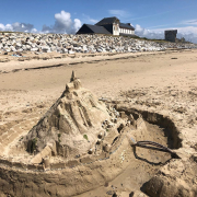 Petit souvenir normand de cet été .. en découvrant la représentation du Mont Saint Michel sur la plage de Portbail. Félicitations à l’artiste!! Pour ceux qui ne connaissent pas la Normandie, n’hésitez pas à nous rendre visite!! #soulierscompagnie #manchetourisme #normandietourisme