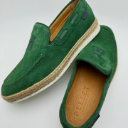 Pour mettre un peu de couleur à vos pieds, voici une jolie paire de @pellet_officiel qui appelle les beaux jours 💚 

#chaussure #chaussurehomme #pelletshoes #printemps #printempsété #shoes #marquefrancaise #cuir #nubuck