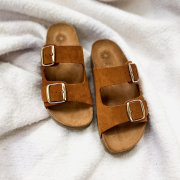 Venez découvrir nos nouvelles sandales, made in Spain 🇪🇸 👡 

Le saviez vous ? 💡

Nos produits sont sélectionnés pour leur qualité mais aussi pour favoriser l'économie locale puisqu'ils proviennent principalement d'Europe et de France ! 

#economielocale #shoes #new #commercedeproximite #birk #sandale #camel #espagne #madeinspain #newshoes