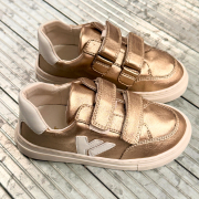 💛 On craque pour cette petite paire de @chaussures_bellamy tout en doré ! 

 De quoi faire craquer vos enfants 🤩 

#cha