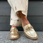Brillez de mille feux avec ces mocassins dorés et ses jolis bijoux de la marque @myma.paris ✨ 

#style #styleétincelant #chaussures #chaussuesfemme #shoes #shoesaddict #tendance