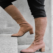 Découvrez nos nouvelles bottes 👢 

Avec une tige élastique qui permet de s’adapter à toutes les morphologies ! 

Disponible également en noir, kaki et bordeaux ! 🤍

Alors vous aimez ? Dites nous en commentaire 😉

#shoes #bottes #botte #winter #autumn #autumnvibes🍁 #talon #bottetalonhaut #shoesforwomen #shoesaddict #shoesforsale
