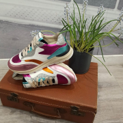 De la couleur, des paillettes et du confort dans une seule et même basket 🤯 

Une autre paire iconic à retrouver dans notre nouvelle collection ✨ 

#iconic #chaussure #chaussurefemme #style #shoes #shoeaddict #confort #stylefashion #fashion #fashionista