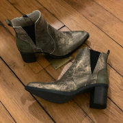 Craquez pour ces boots ! ✨

Mieux connaître Casta 🖤

Héritière de la marque DKode, les chaussures pour femme de la marque Casta sont étonnantes de par leur confort et leur légèreté ! 

Casta propose un large choix de chaussures qui allient urbain, fashion et audace ! 

Vous aimez cette marque ? 😉
·
·
·
·
#casta #castashoes #shoes #boots #bootspointues #bootsforwinter #collectionH22 #newshoes #newcollection #nouveautés #bottines #bootstalons #talons #bottinestalon #bootslover