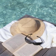 Quoi de mieux qu'un petit livre au bord de l'eau 🌊

L'été, quelle est votre activité favorite ? 

#tendance #summer #été #livre #chapeau #lunette #sunglass #book #booklove #water #piscine #swimmingpool